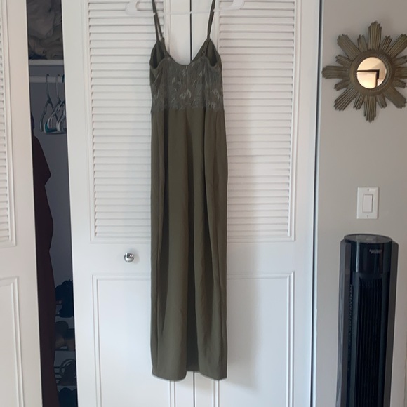 Long green dress with leg slit and lace torso - Picture 2 of 2